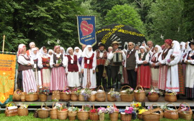 LIETUVA 🇱🇹 ŠIAULIŲ R. SAVIVALDYBĖS KULTŪROS CENTRO FOLKLORO ANSAMBLIAI „NESENSTANTYS ŠIRDIMI“ IR „MARGULIS“