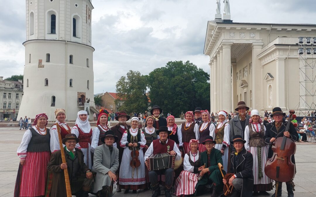 LIETUVA 🇱🇹 ŠIAULIŲ KULTŪROS CENTRO „LAIPTŲ GALERIJA” FOLKLORO ANSAMBLIS „SALDUVĖ“