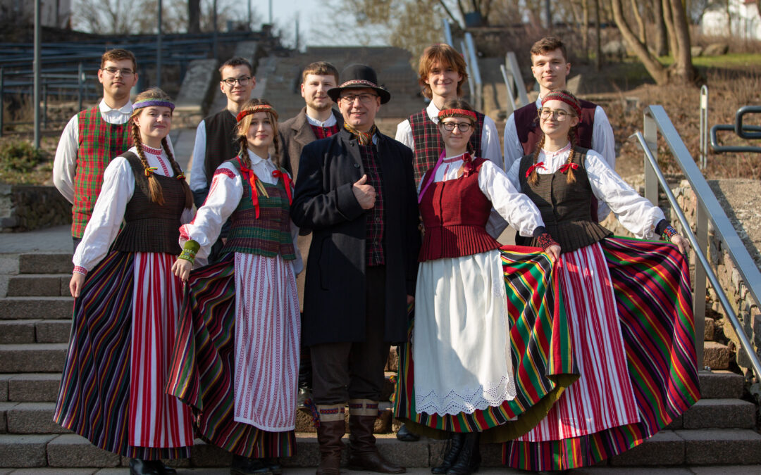 LIETUVA 🇱🇹 ŠIAULIŲ DAINŲ MUZIKOS MOKYKLOS FOLKLORO ANSAMBLIS „VIEVERSĖLIS“